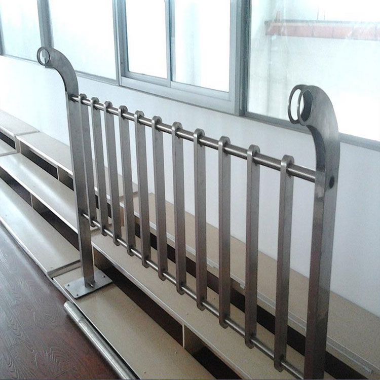 道路防護(hù)欄選用什么材質(zhì)好？