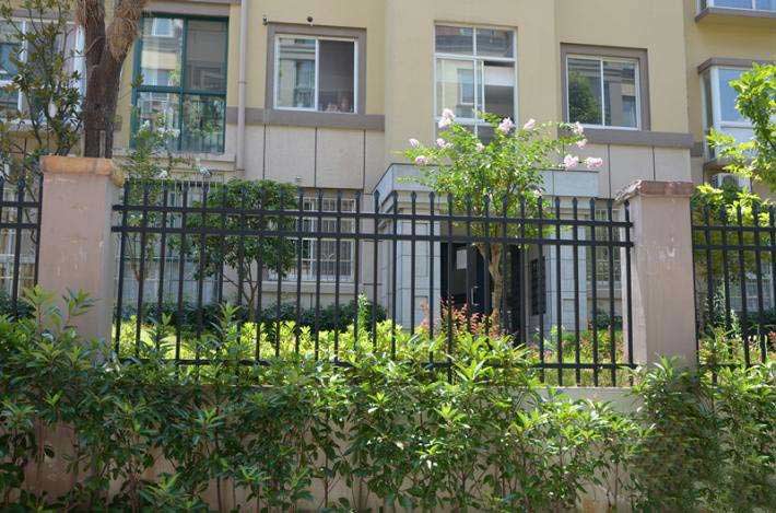 小區(qū)新鋼護(hù)欄有什么規(guī)格特點(diǎn)適用范圍包括哪些？